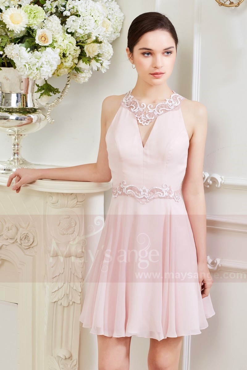 Robe rose pale dentelle