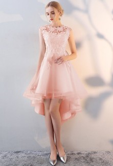 Robe rose pastel dentelle