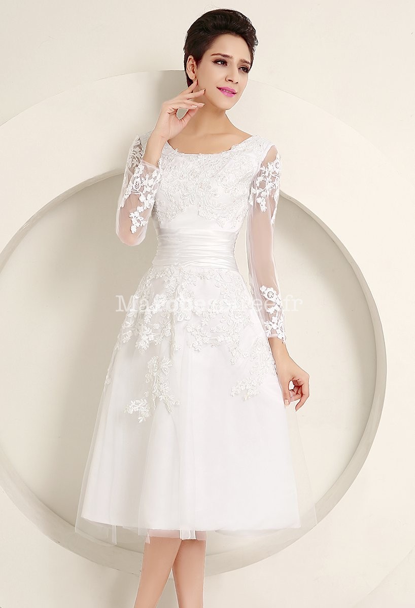 Robe avec manche dentelle