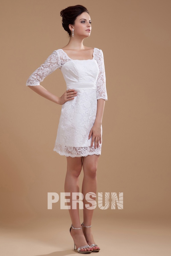 Robe avec manche en dentelle