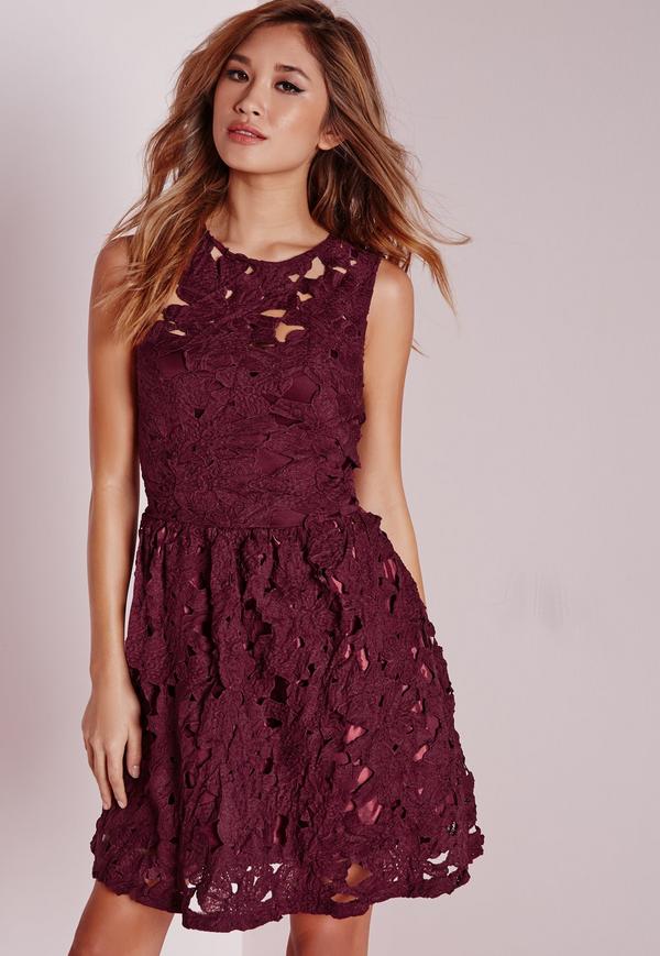 Robe dentelle sans manche