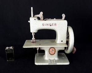 Machine à coudre miniature singer