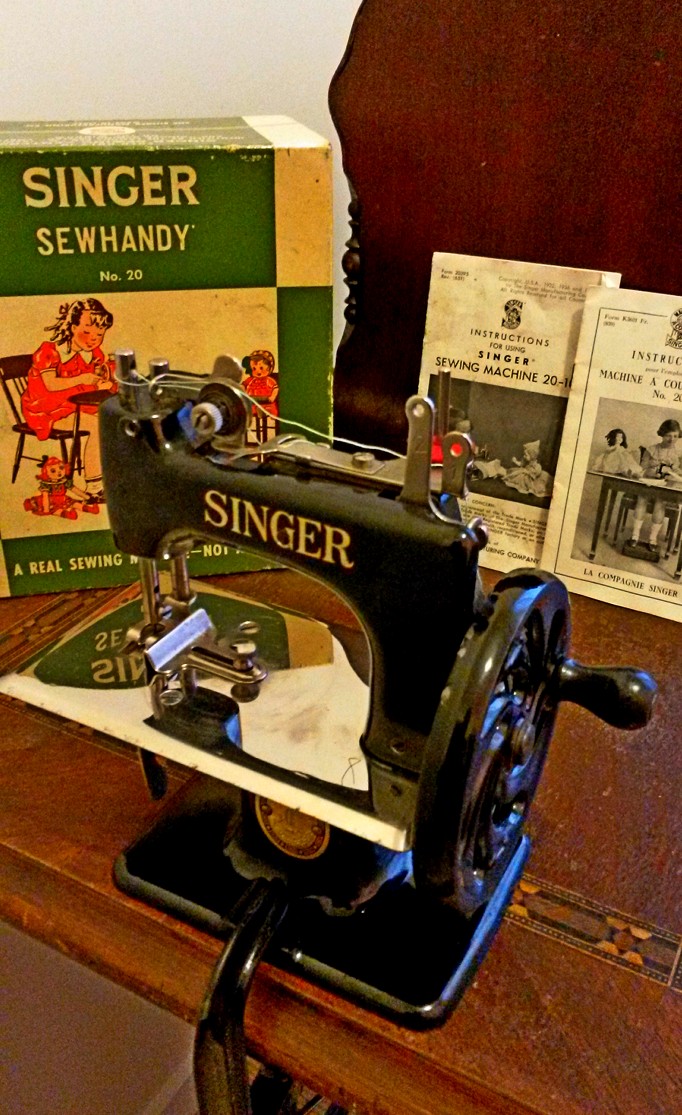 ANCIENNE PETITE MACHINE A COUDRE SINGER Années 60 !!! EUR 5,00