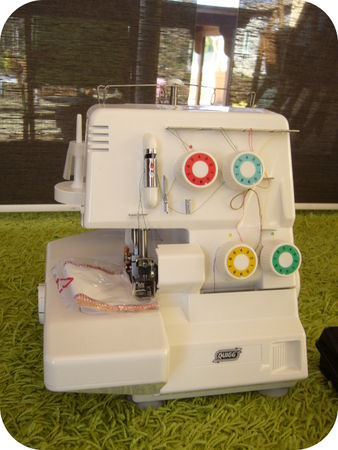 Machine a coudre surgi