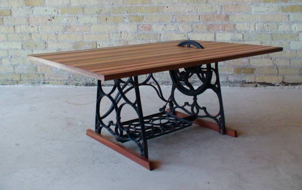 Machine a coudre sur une table