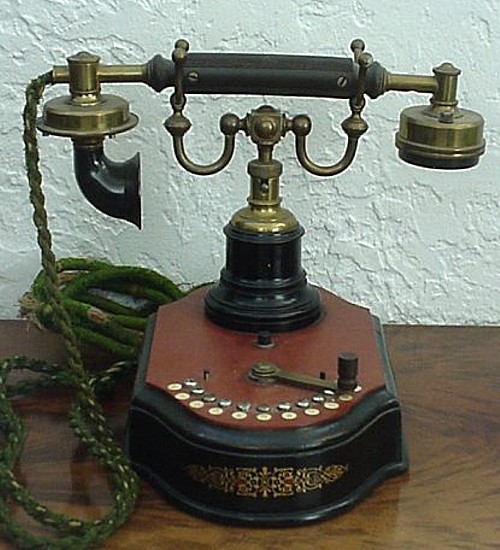 Telephone ancien ericsson dit la machine à coudre