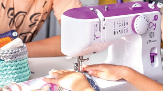 Machine a coudre et surjeteuse 2 en 1