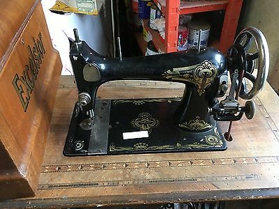 Ancienne machine à coudre excelsior