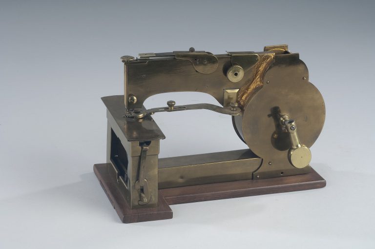 Date invention de la machine à coudre