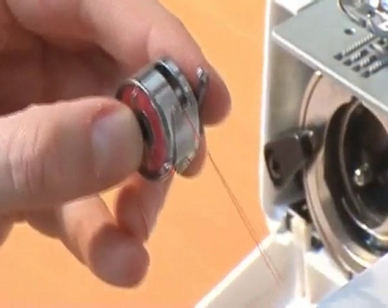 Mettre une canette machine à coudre singer